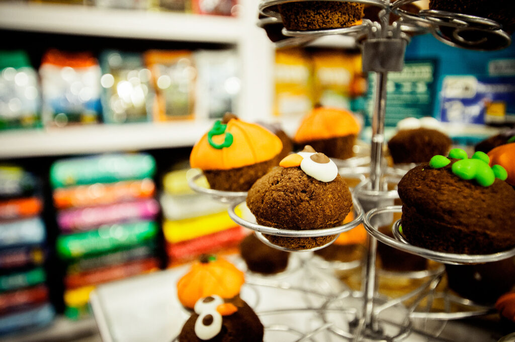 A close up of some dog cupcakes at Bone & Biscuit, the perfect treat for a dog-friendly Halloween.